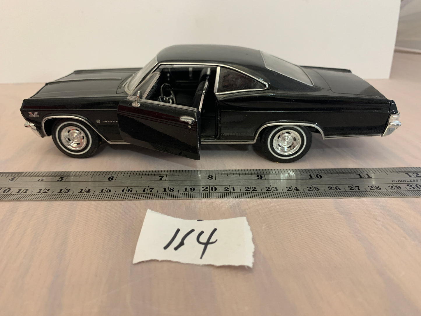 Diecast 1/24 welly 1965 impala black and white