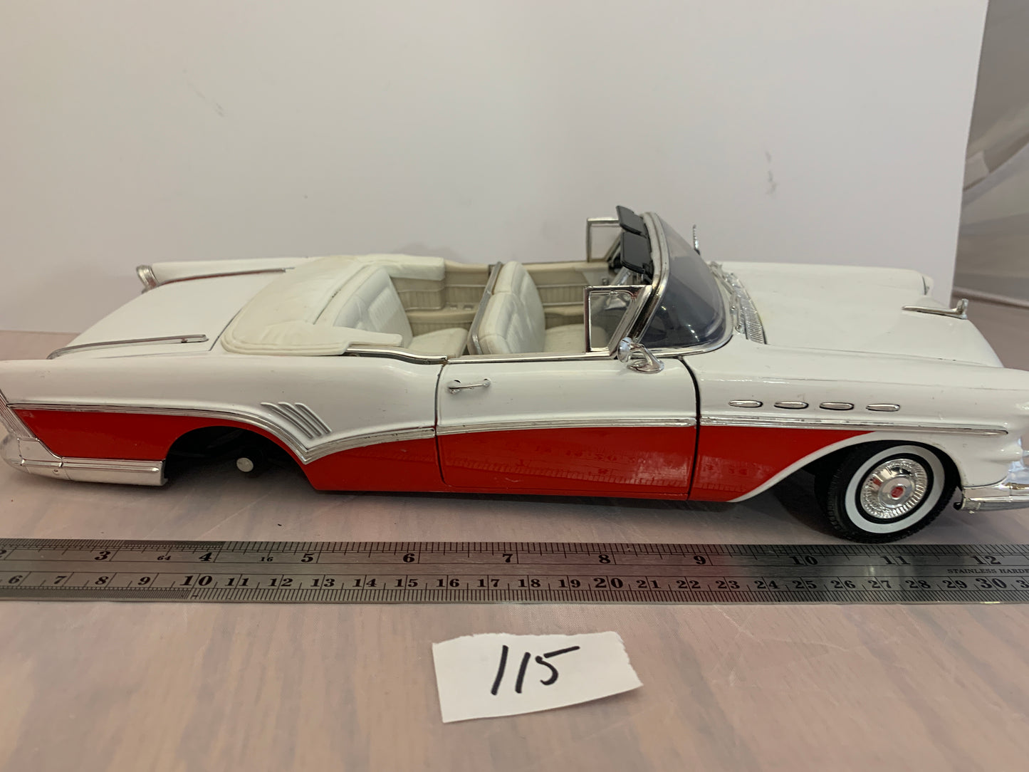 Diecast 1/18 1957 buick roadmaster