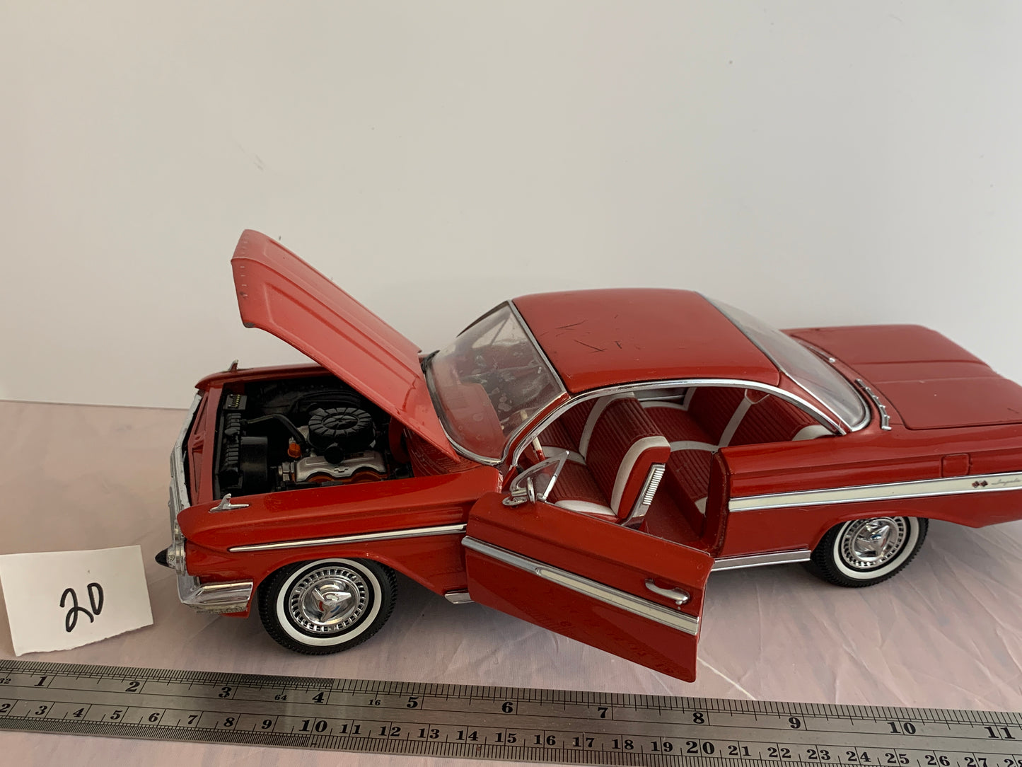 Diecast sunstar 1/18 1961 imapala red