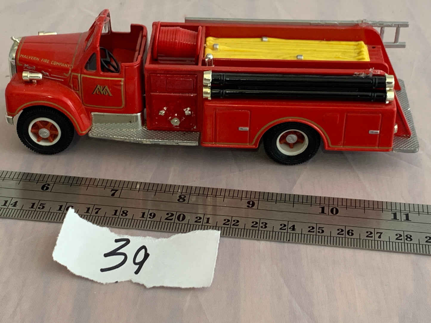 Diecast - 1935 Mack type 75bx Fire Engine truck 1/24 road signature