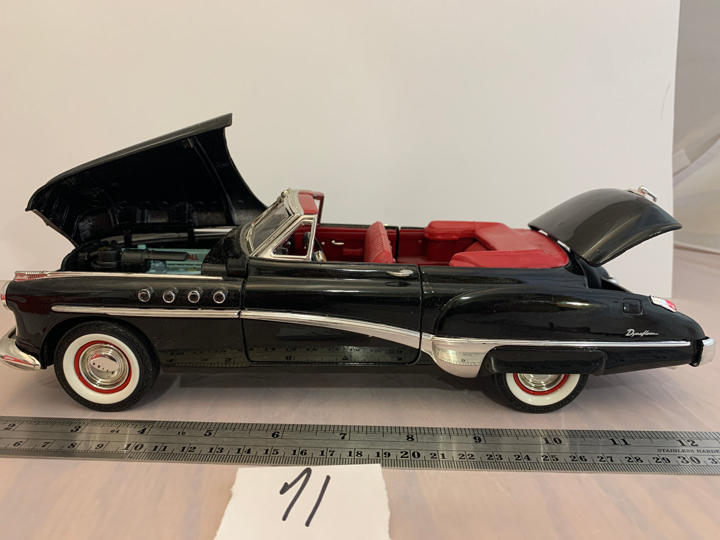 Diecast 1949 buick roadmaster red interior 1/18 motormax