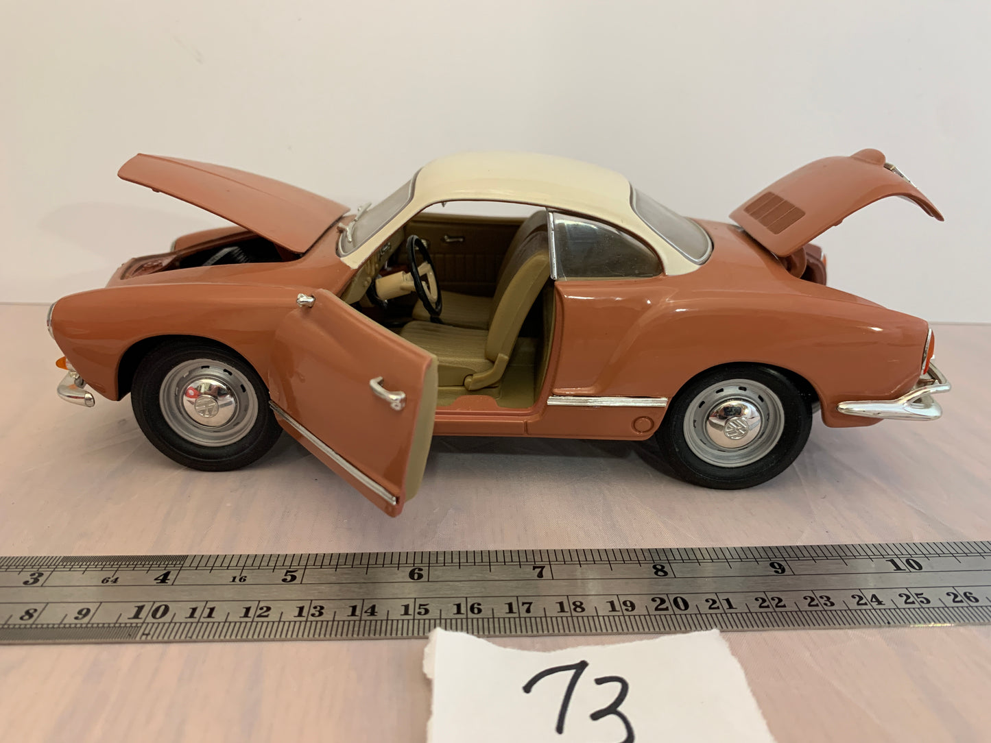 Diecast road signature deluxe 1/18 1966 volkswagen karmannghia