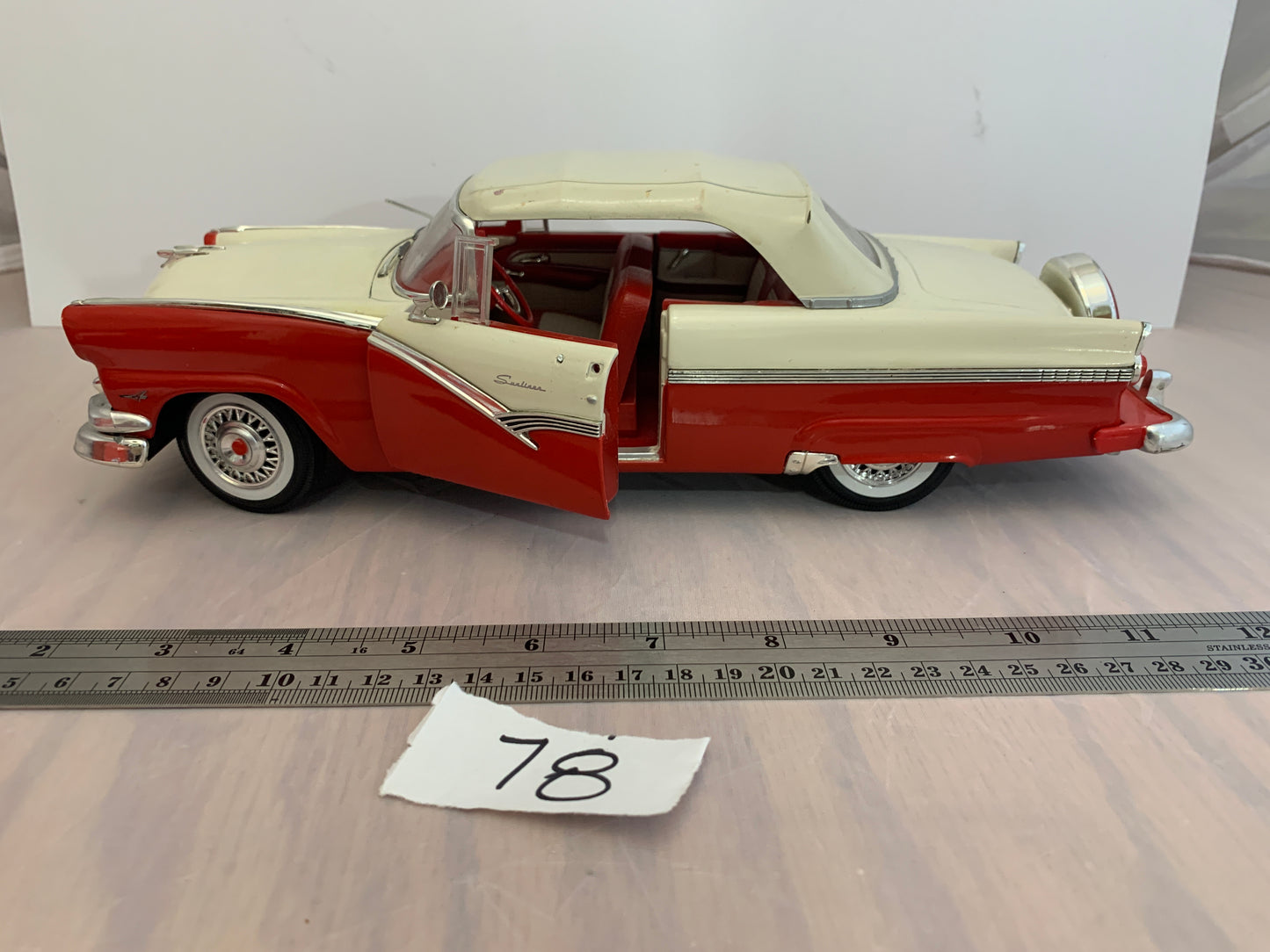 Diecast 1956 1/18 sunline red/white