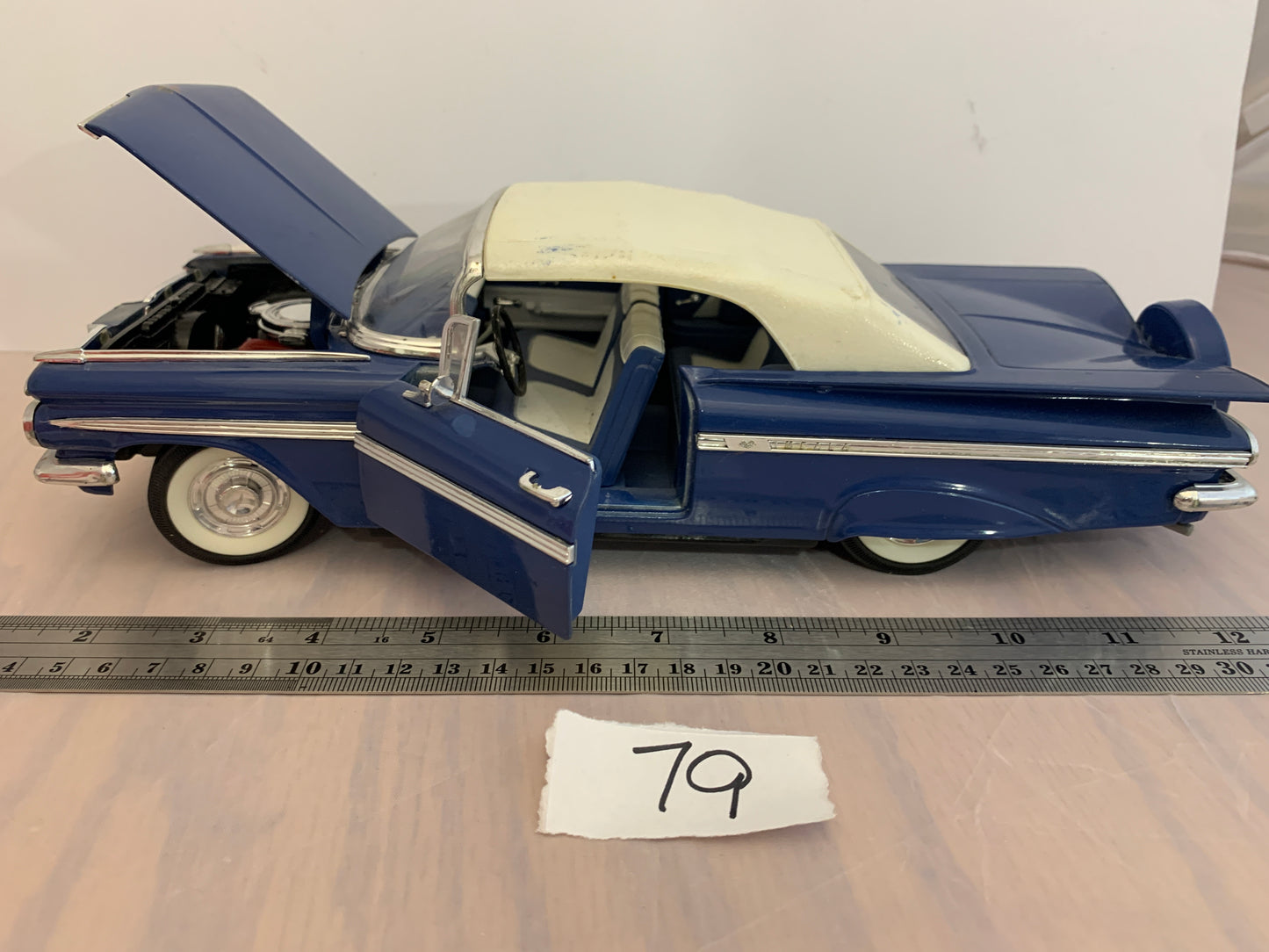 Diecast 1/18 road tough 1958 impala convertible