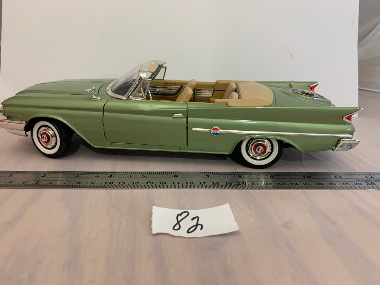 Diecast road signature 1/18 chrysler convertible green