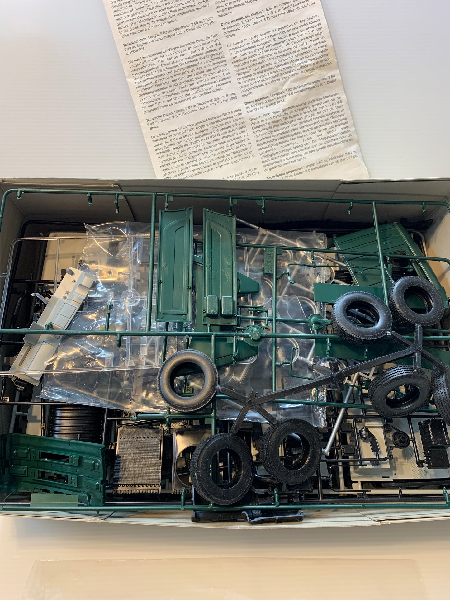 Italeri Mercedes Benz ACTROS MEGASPACE Semi tractor 1/24