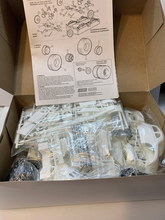 Lindberg Dodge L-700 and 1940 Ford coupe with flatbed trailer combo model kit 