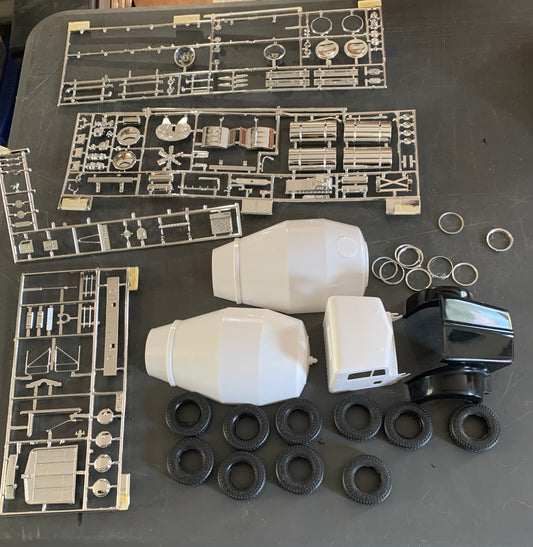 AMT Kenworth / Challenge Transit Mixer, 1/25 Scale Model Kit