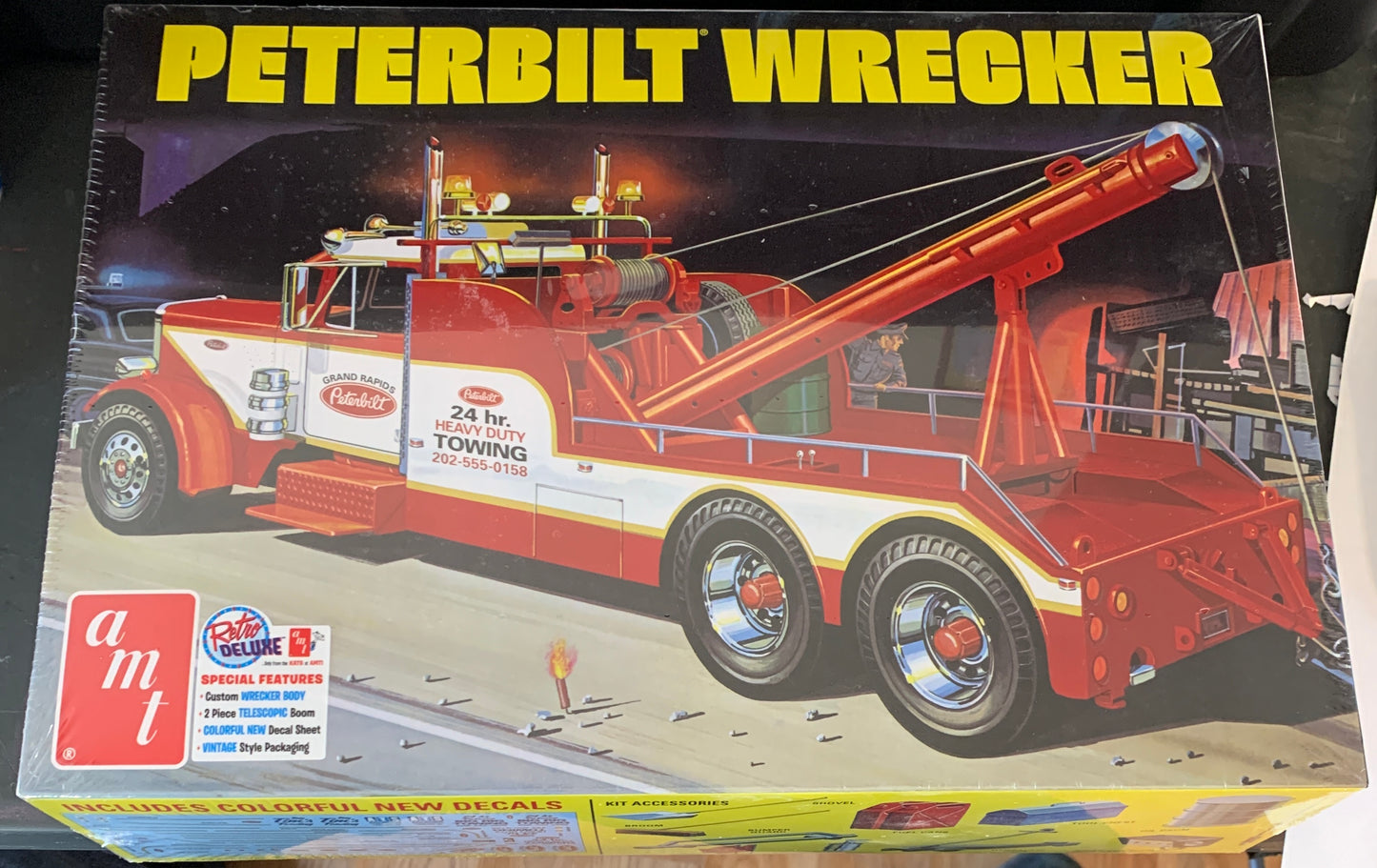 AMT Peterbilt Wrecker, 1/25 Scale Model Kit