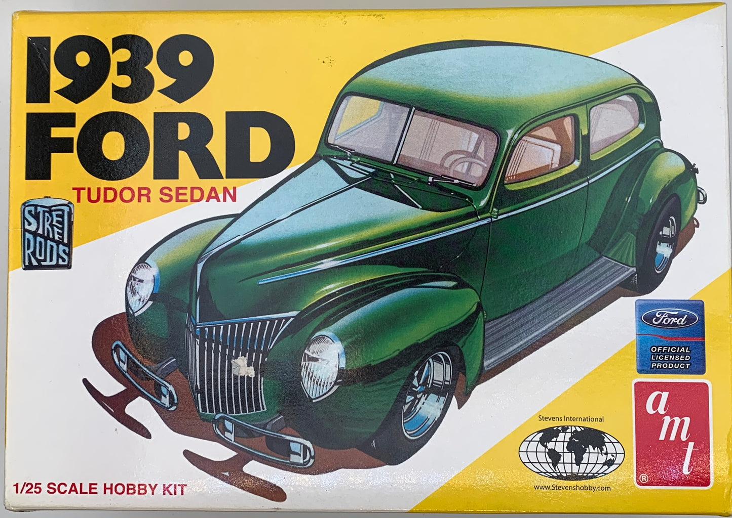 AMT 1939 Ford Tudor Sedan, 1/25 Scale Model Kit