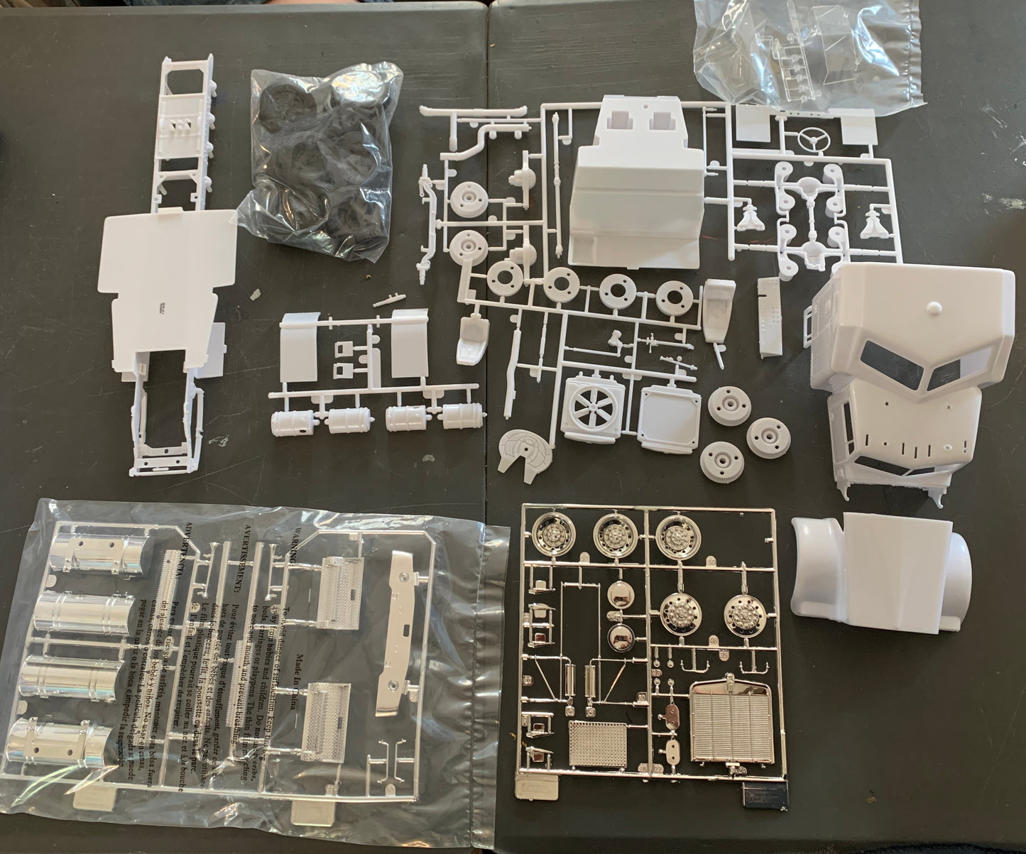Revell Kenworth W900 Aerodyne Without Trailer, 1/25 Scale Model Kit