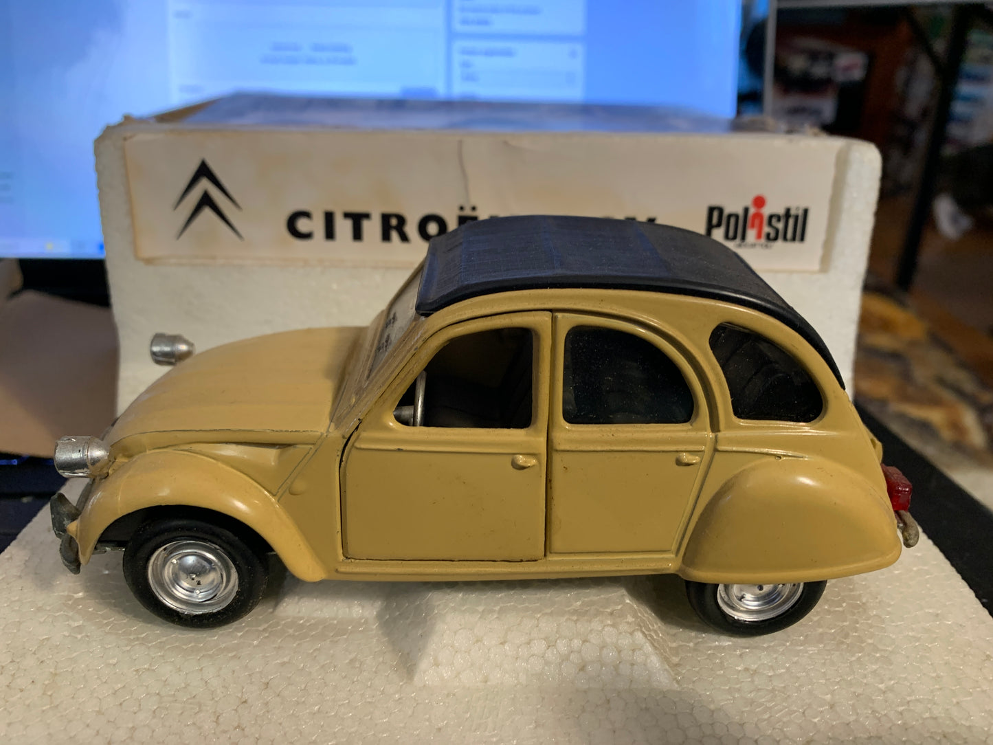 Polistil Citroën 2CV #S26 is actually a 1/25-scale die-cast model