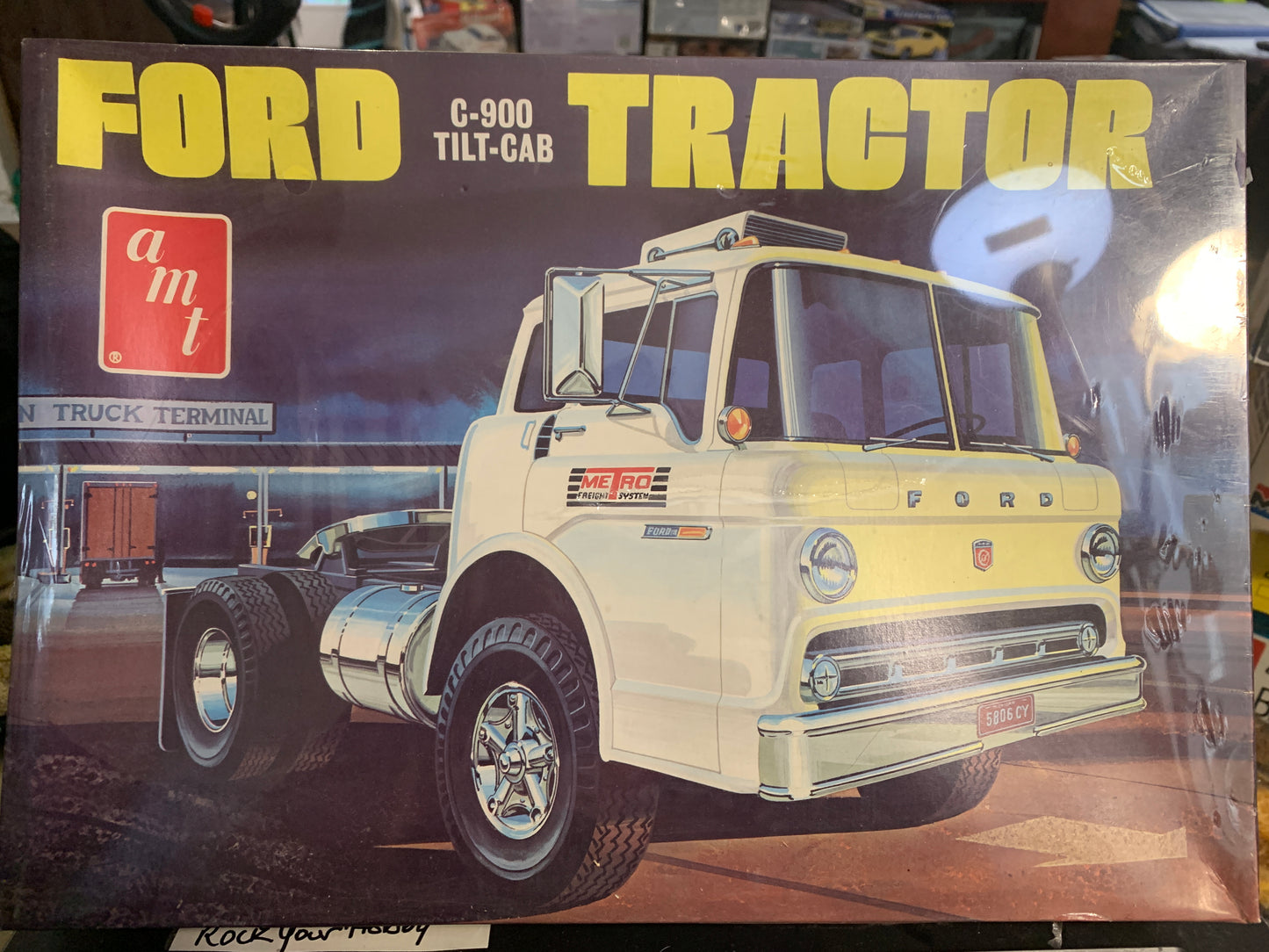 AMT Ford C-900 Tilt-Cab Tractor kit T567, 1/25 scale