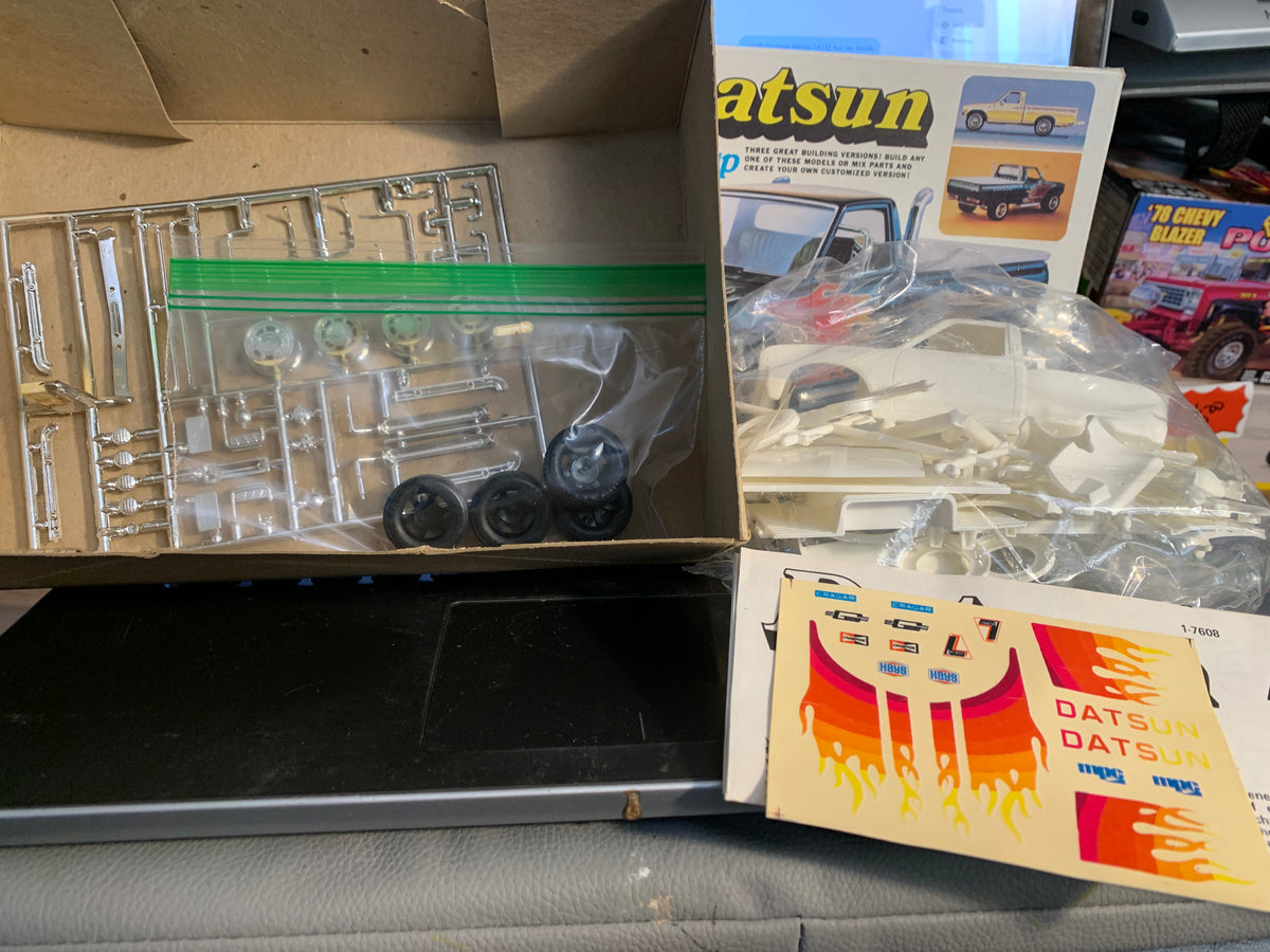 The MPC #1-7608 1976 Datsun Pickup is an original 1976 1/25-scale kit.