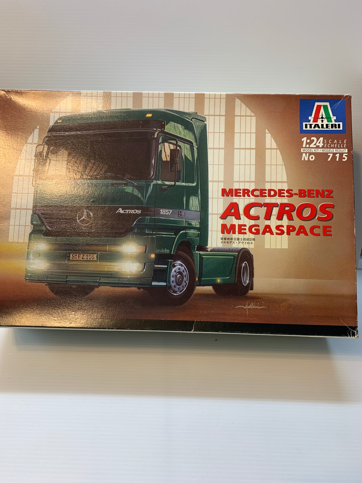 Italeri Mercedes Benz ACTROS MEGASPACE Semi tractor 1/24