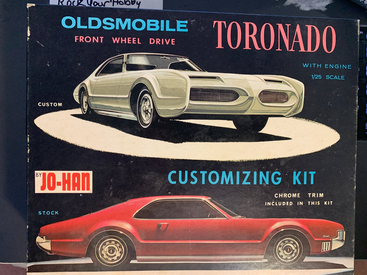 Jo-Han C-2000 is the 1966 Oldsmobile Toronado Hardtop, a 1/25-scale kit in Jo-Han’s early flat box.