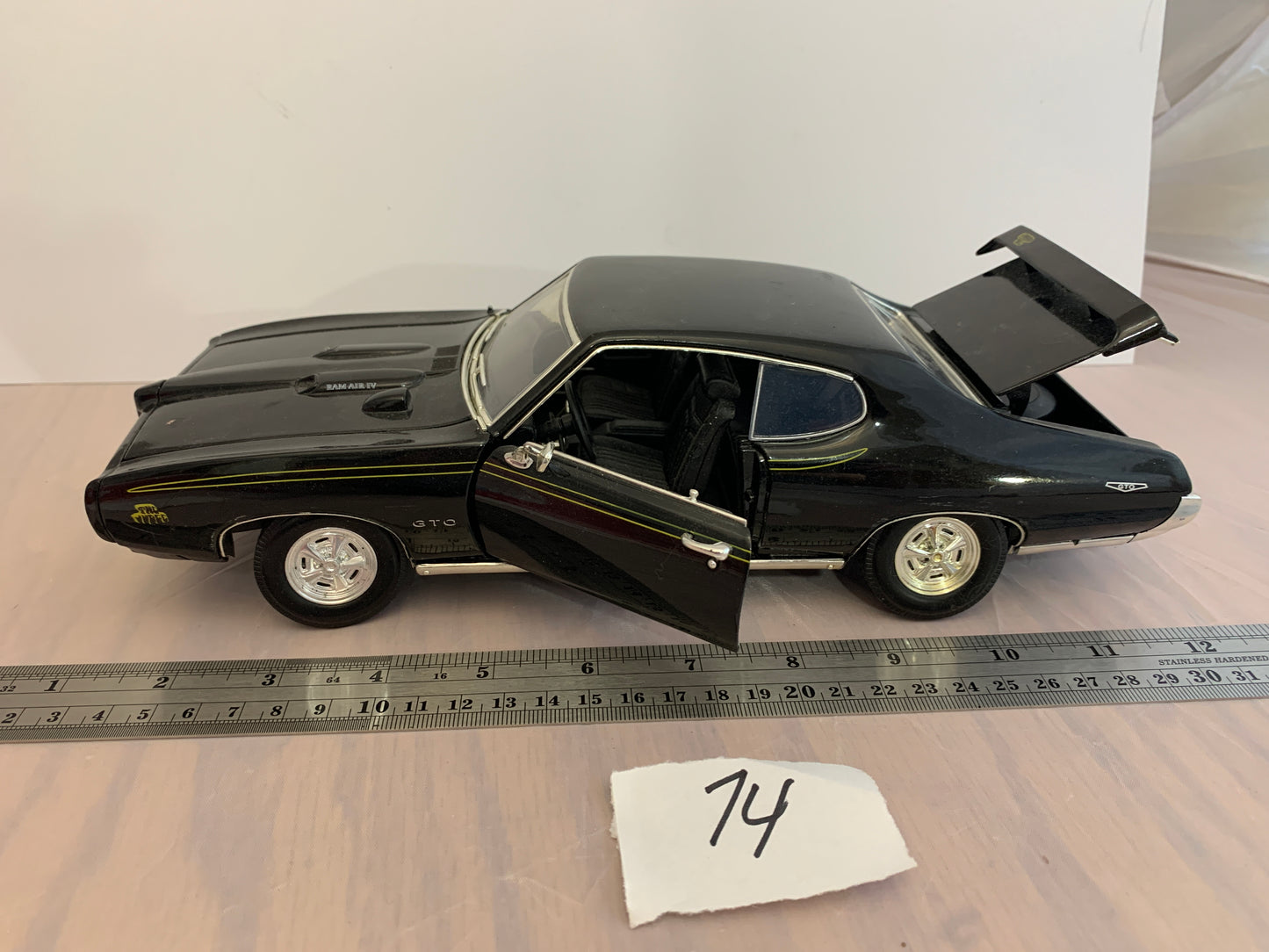 Diecast motormax 1/16 #73133 1969 gto