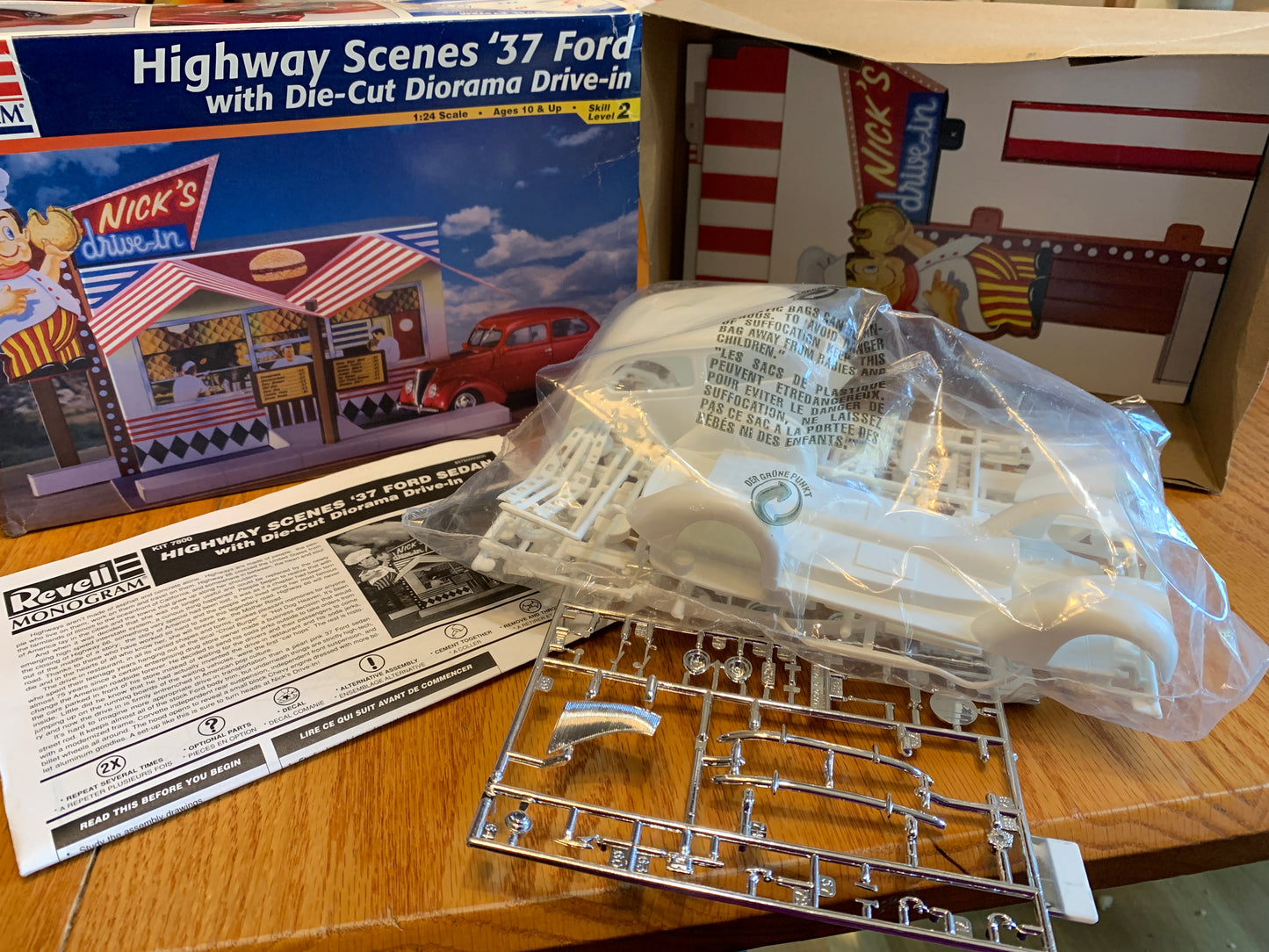 Revell Highway Scenes 37 Ford with die cut diorama drive in
