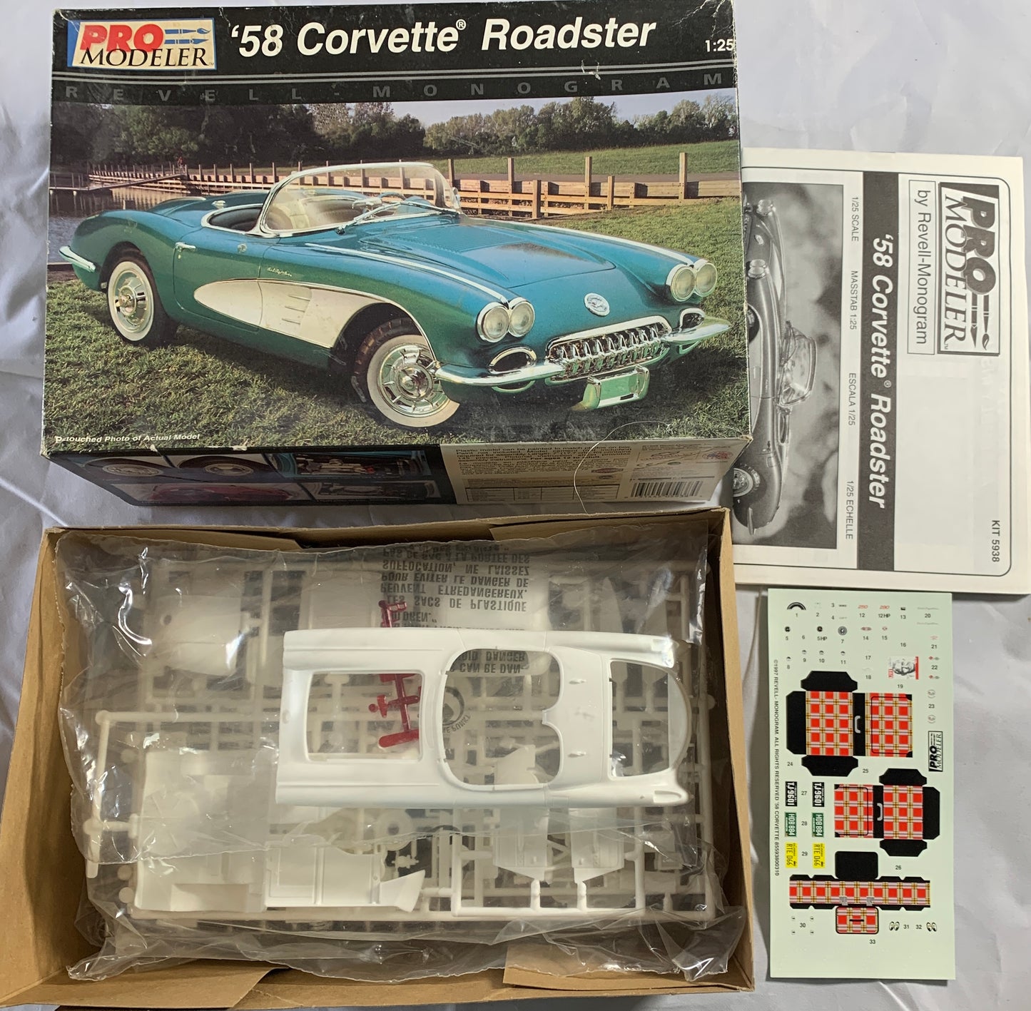 Pro Modeler ‘58 Corvette Roadster, 1:25 Scale Model Kit