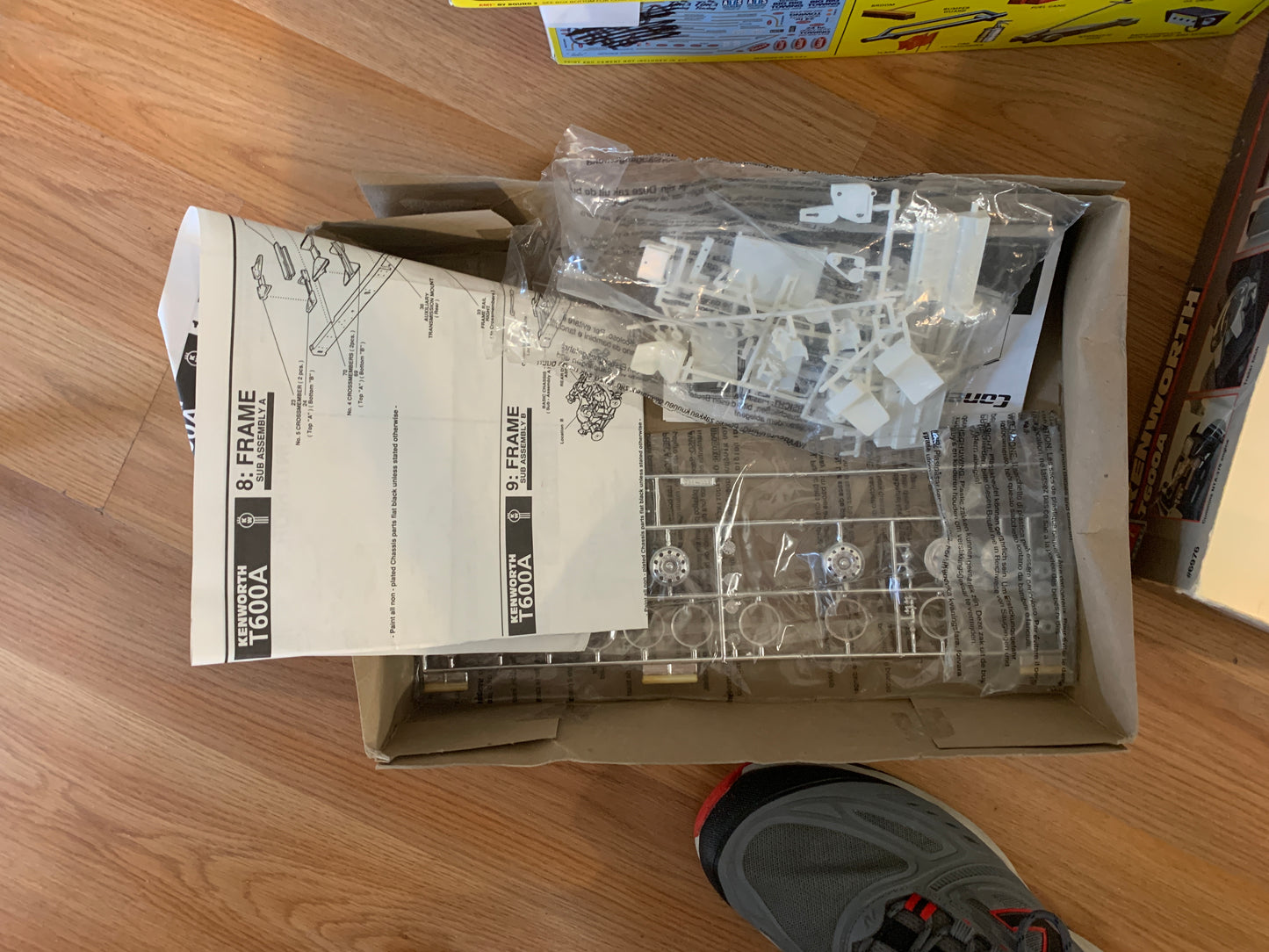 AMT Kenworth T600 Semi model kit-needs tires