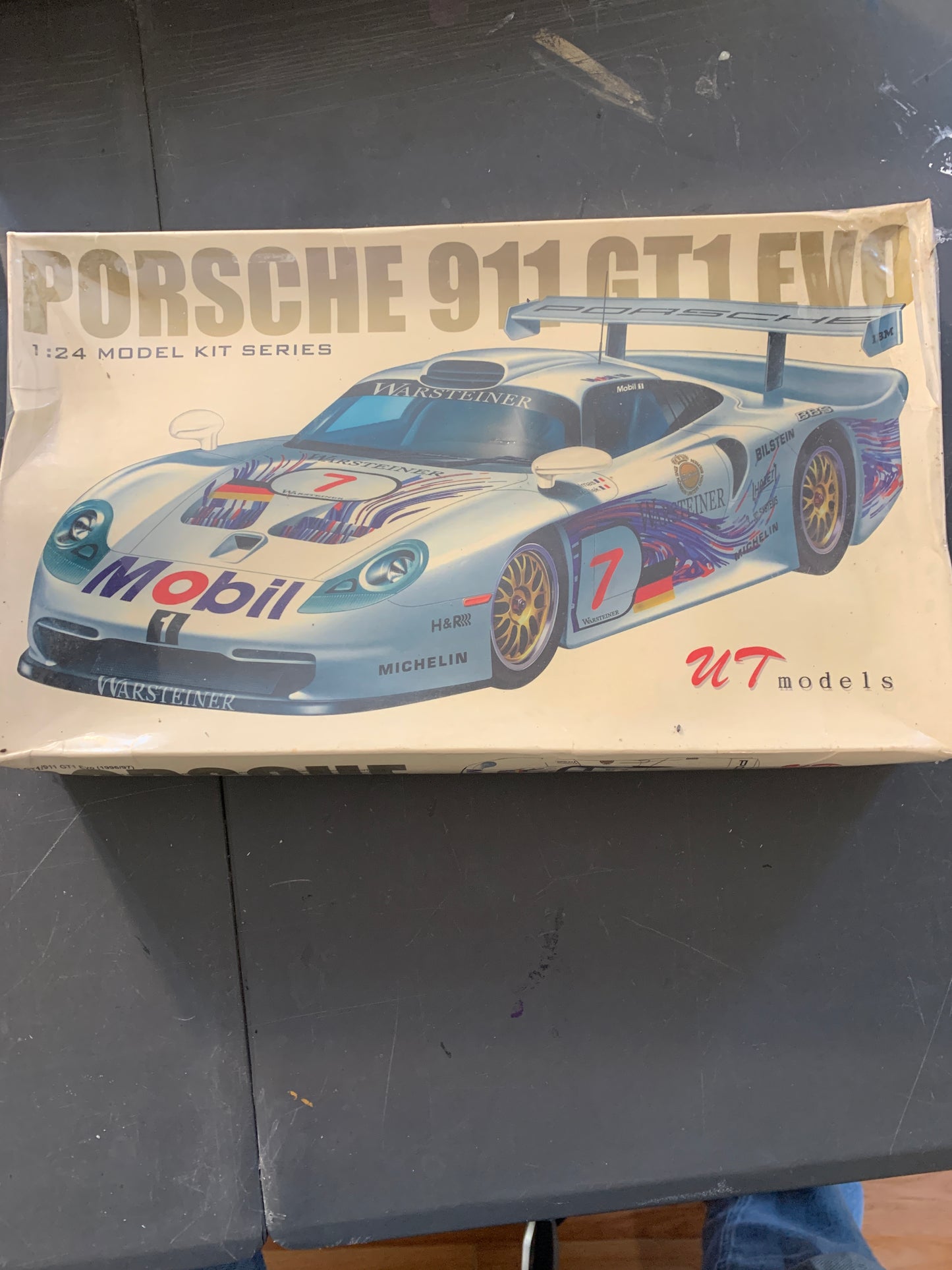 UT Models Porsche 911 GT1 EVO model kit 1/24