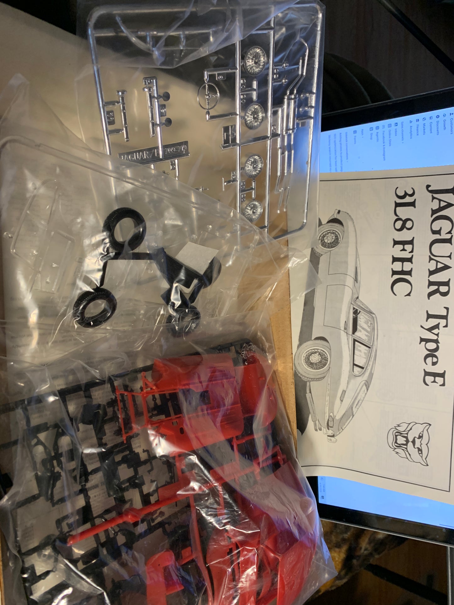 Heller Jaguar Type E 3L8 FHC Model kit 709