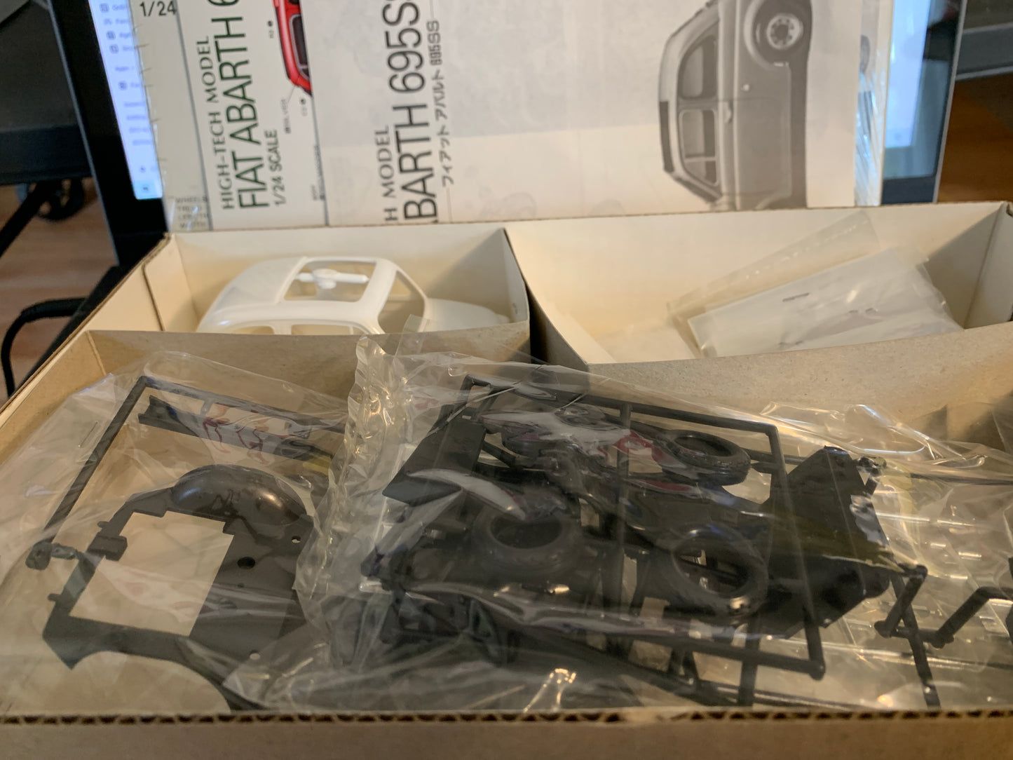 Gunze Sangyo High-Tech Fiat Abarth 695SS kit #G-219, 1/24 scale