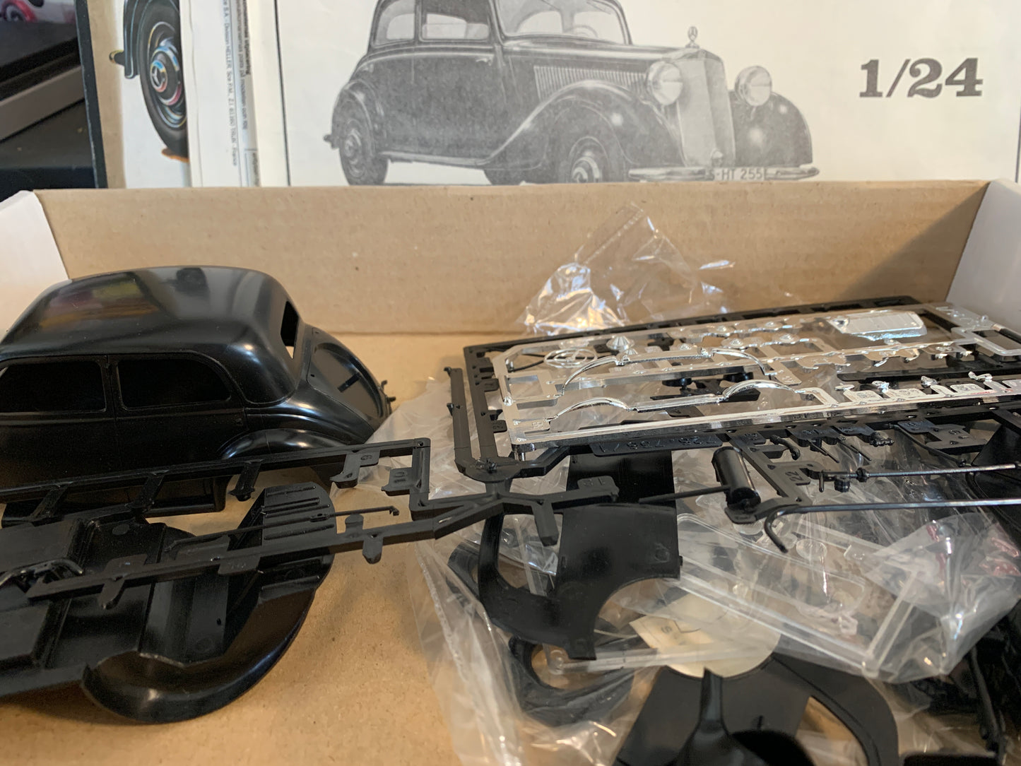 Heller Mercedes-Benz 170 “Berline” kit #725 is a 1/24-scale kit