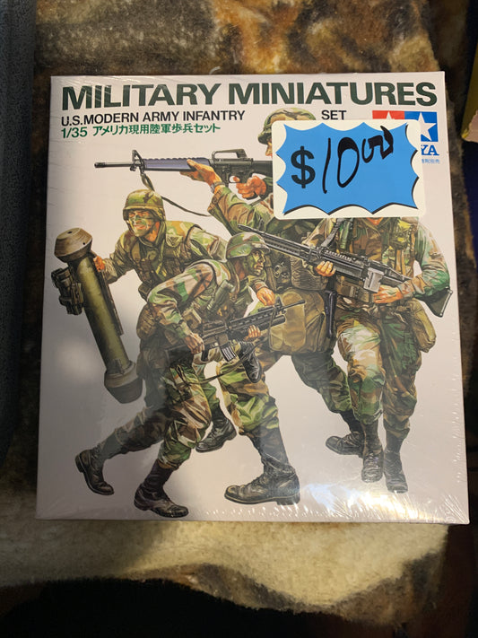 Tamiya Military Miniatures kit No. 35133 is the U.S. Modern Army Infantry Set, containing four figures in 1/35 scale