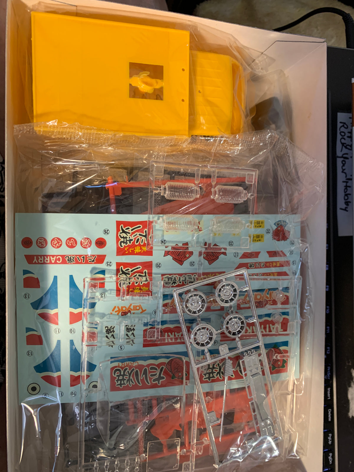 Aoshima Taiyaki Carry, a 1/24-scale Japanese Suzuki Carry food-truck kit