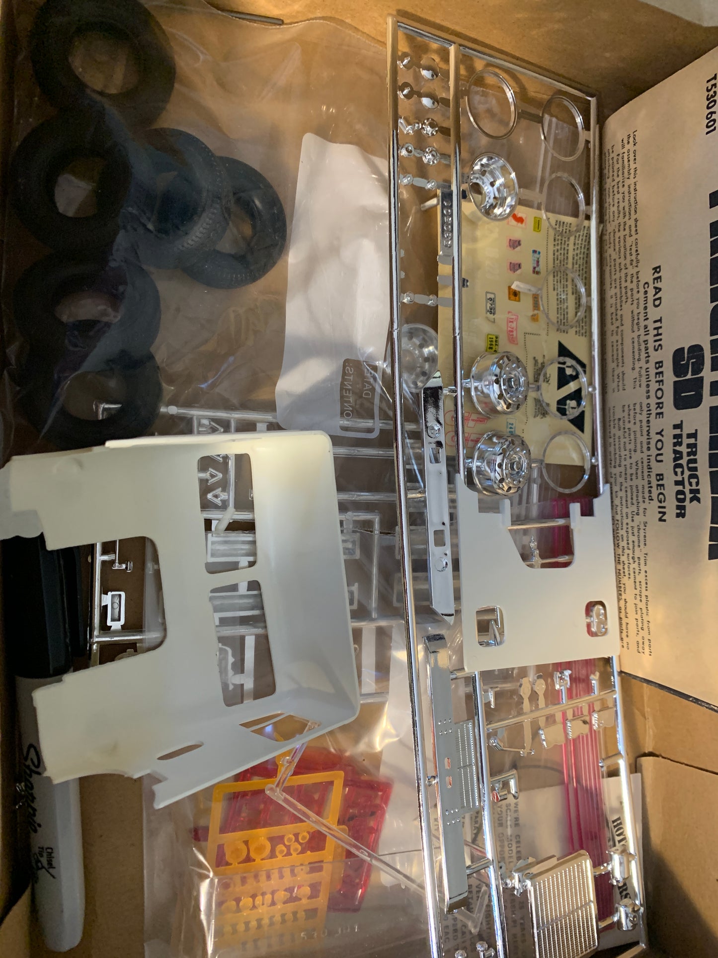 AMT White-Freightliner SD Truck Tractor, kit T530, 1/25 scale.