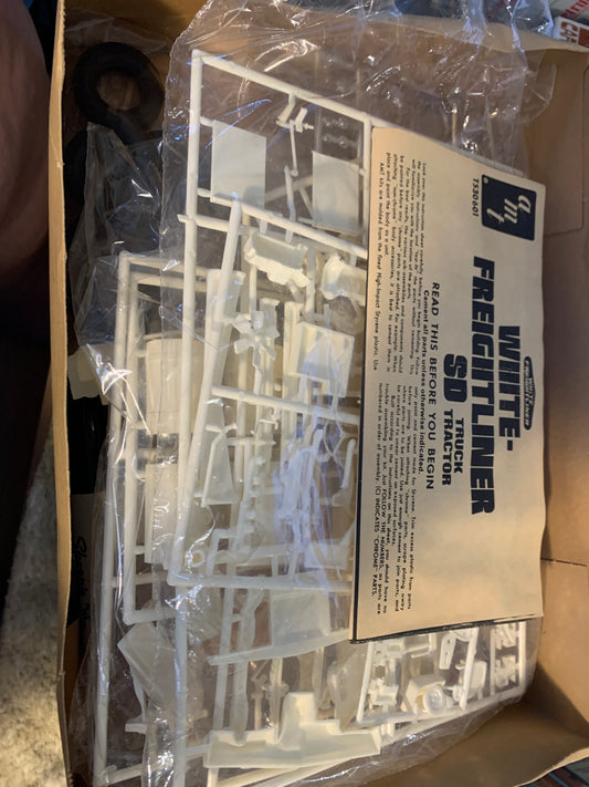 AMT White-Freightliner SD Truck Tractor, kit T530, 1/25 scale.