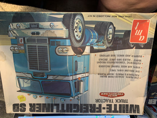 AMT White-Freightliner SD Truck Tractor, kit T530, 1/25 scale.