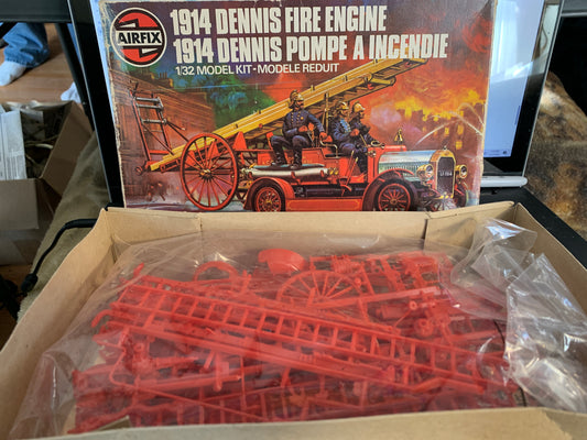 Airfix 1914 Dennis Fire Engine 1/32 scale model kit #06442-8