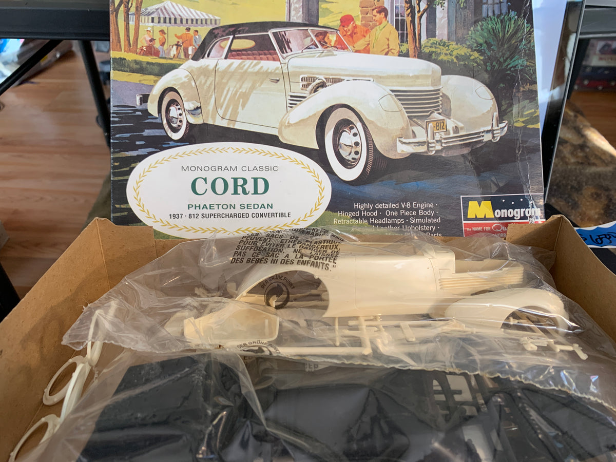 The Monogram 1937 Cord 812 kit #0130M0100 is the 1994 1/24-scale Phaeton Sedan/convertible