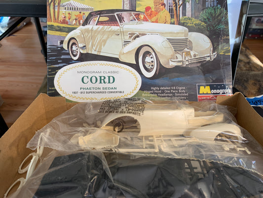 The Monogram 1937 Cord 812 kit #0130M0100 is the 1994 1/24-scale Phaeton Sedan/convertible