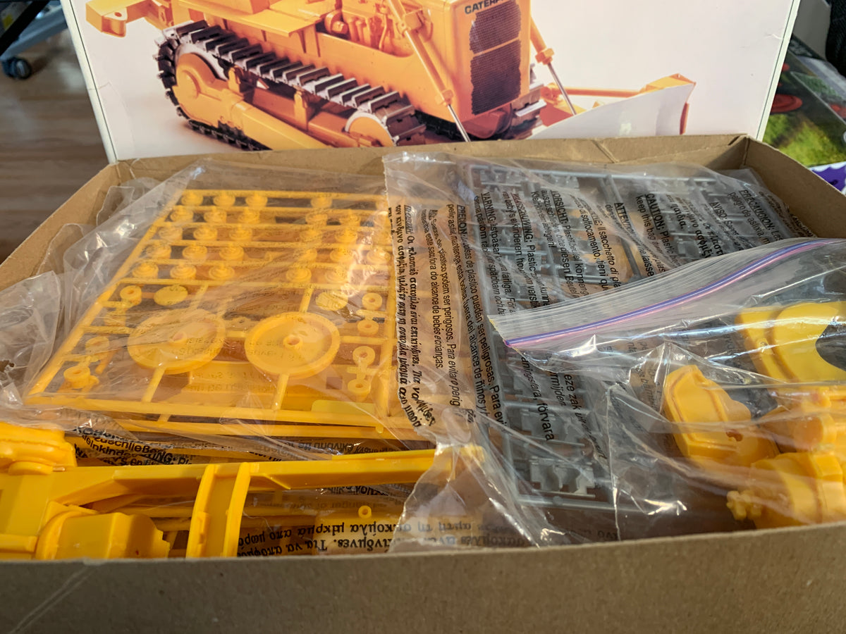 The AMT/Ertl Caterpillar D8H Bulldozer kit #6670